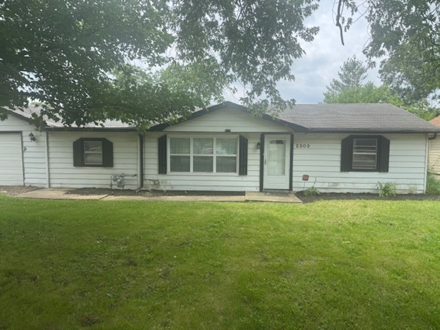 Crest Hill House: 2303 Greengold St