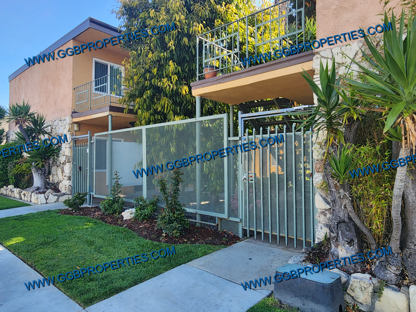 Long Beach Apartment: 6100 Orange Ave