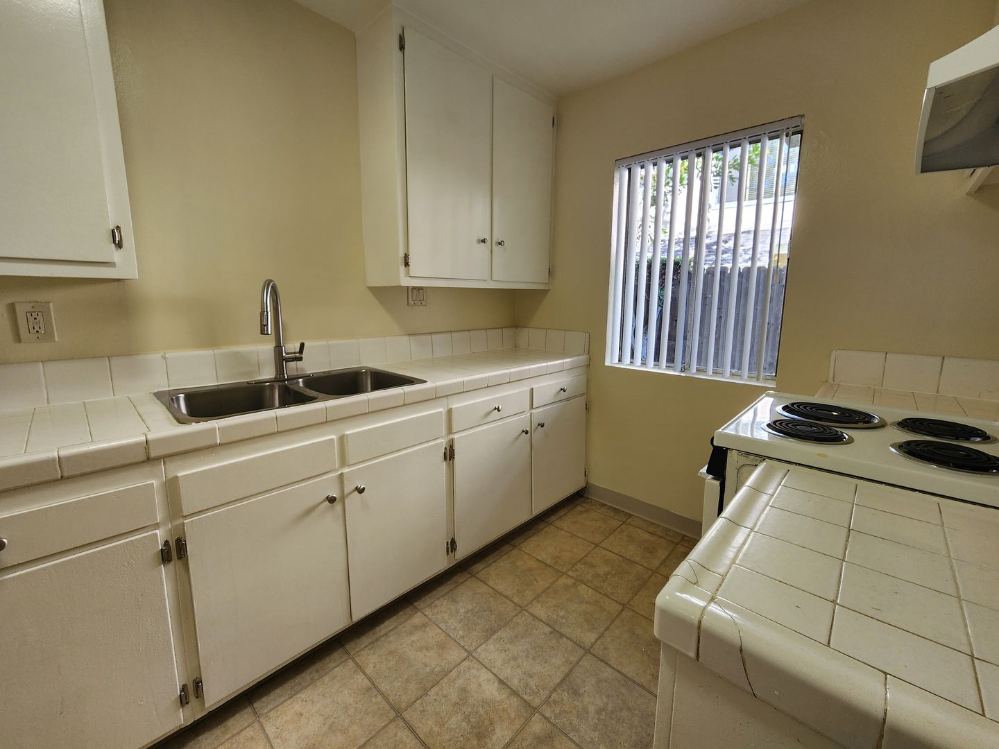 Long Beach Apartment: 549 Nebraska Ave
