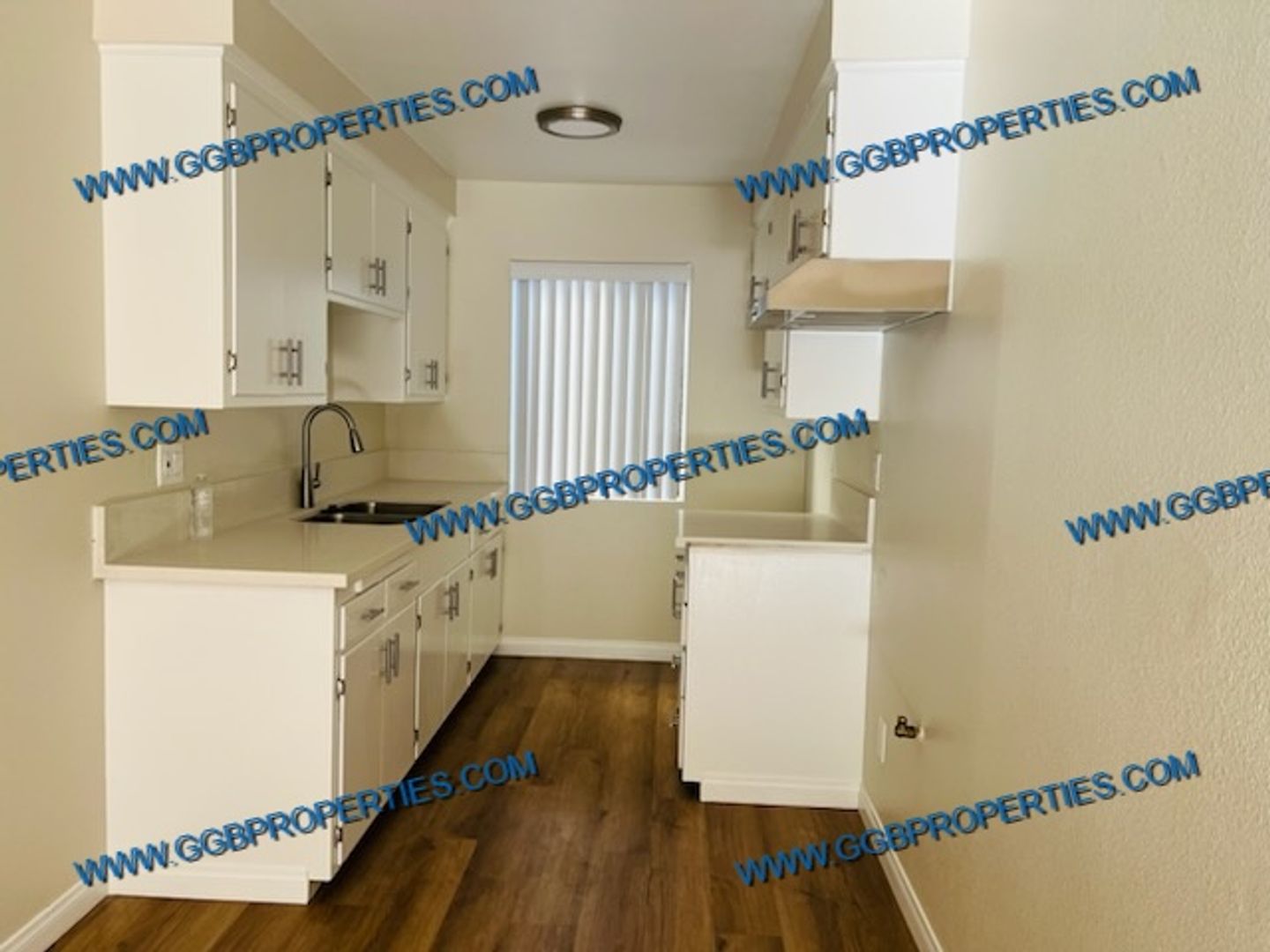 Long Beach Apartment: 1612 Cedar Ave