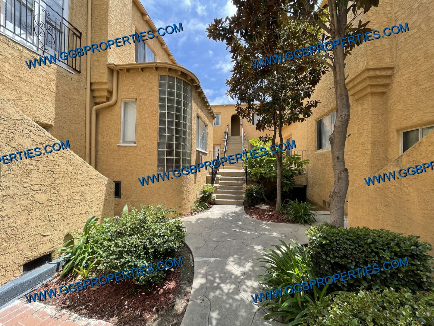 Long Beach Apartment: 424 E 16th St