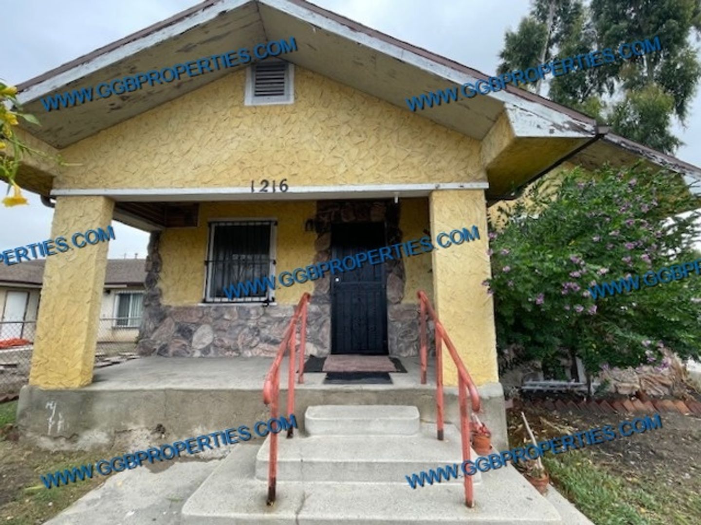 Compton House: 1216 N Acacia Ave