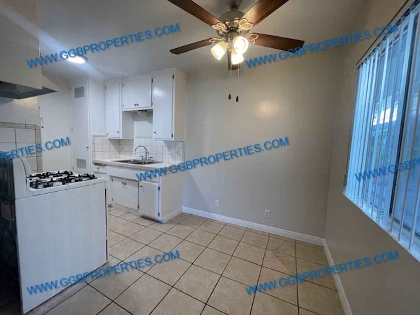 Long Beach Apartment: 1050 E Harding St