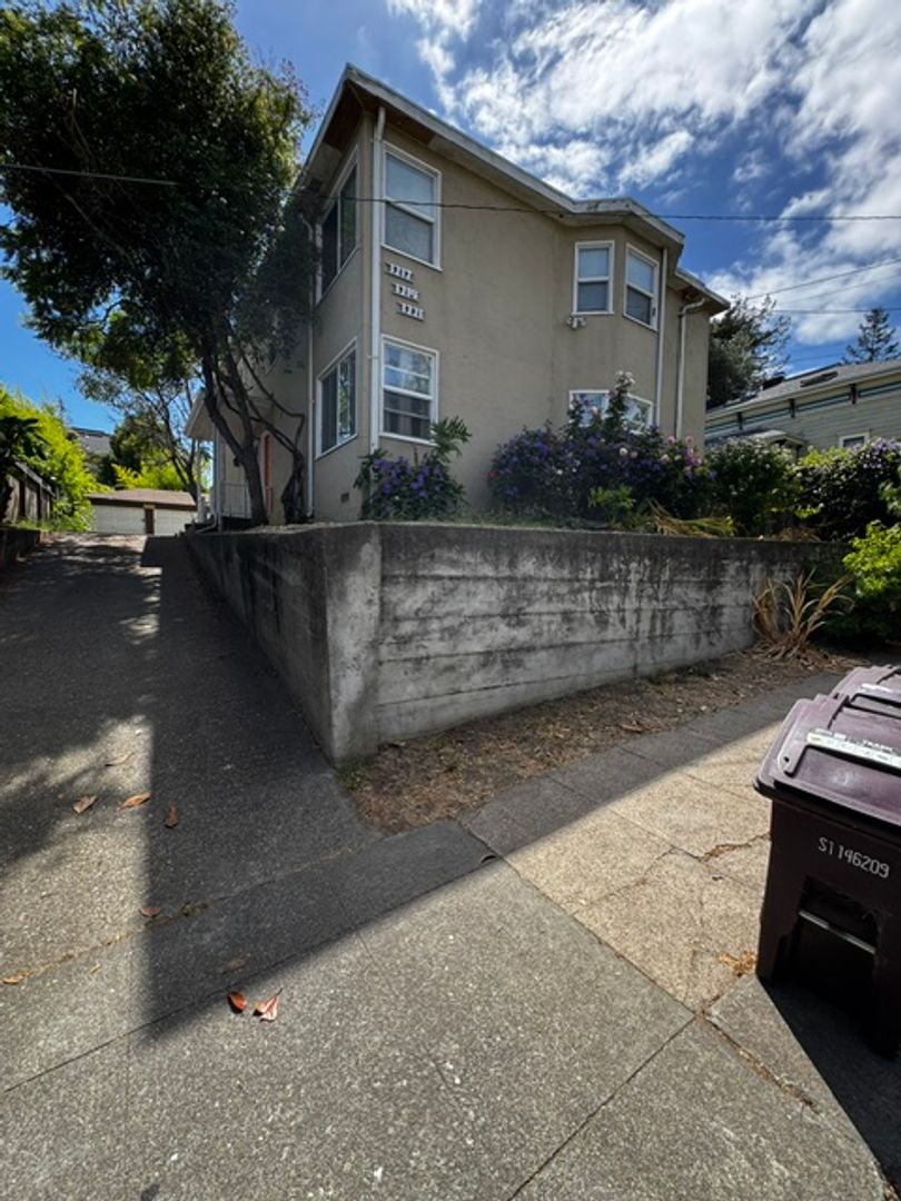 Oakland Apartment: 1217-1221 E 21st