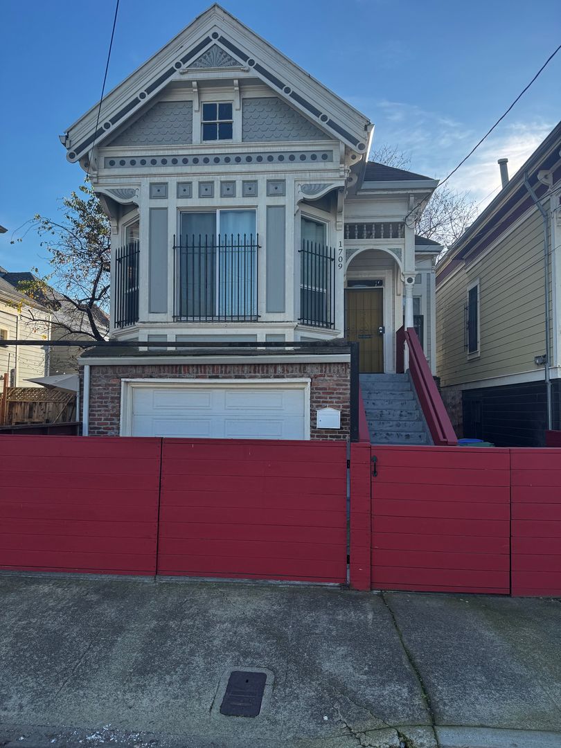 Oakland House: 1709 Goss St