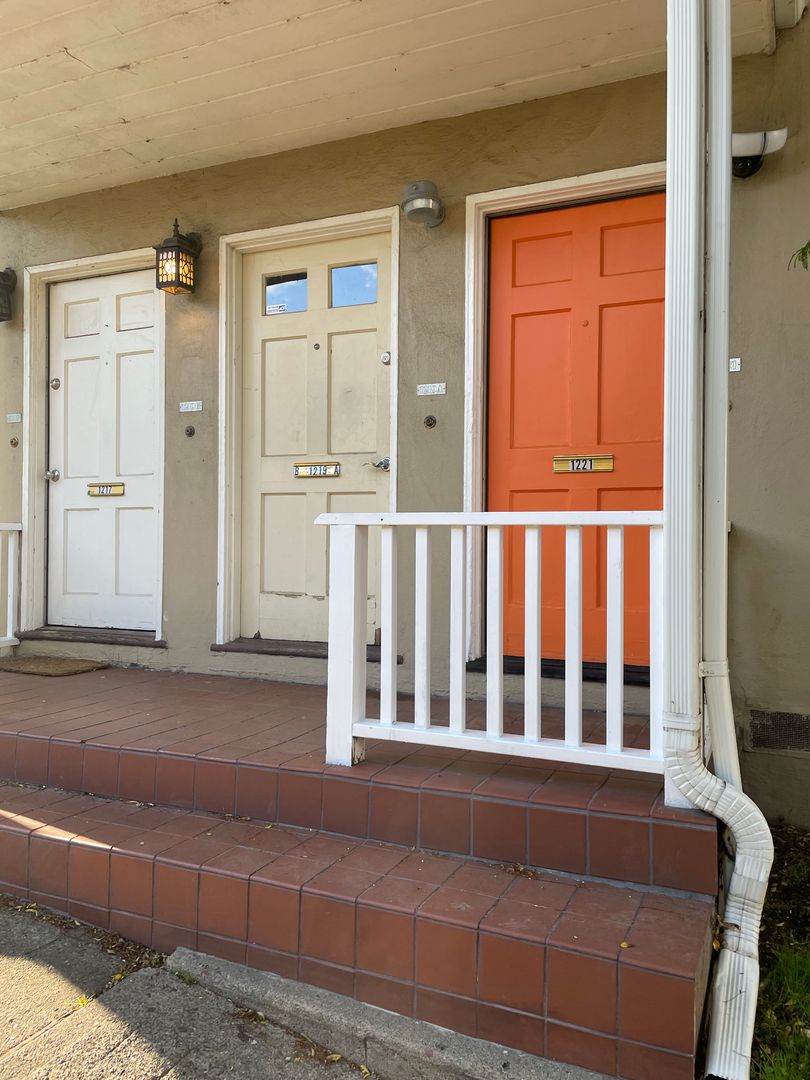Oakland Apartment: 1217-1221 E 21st