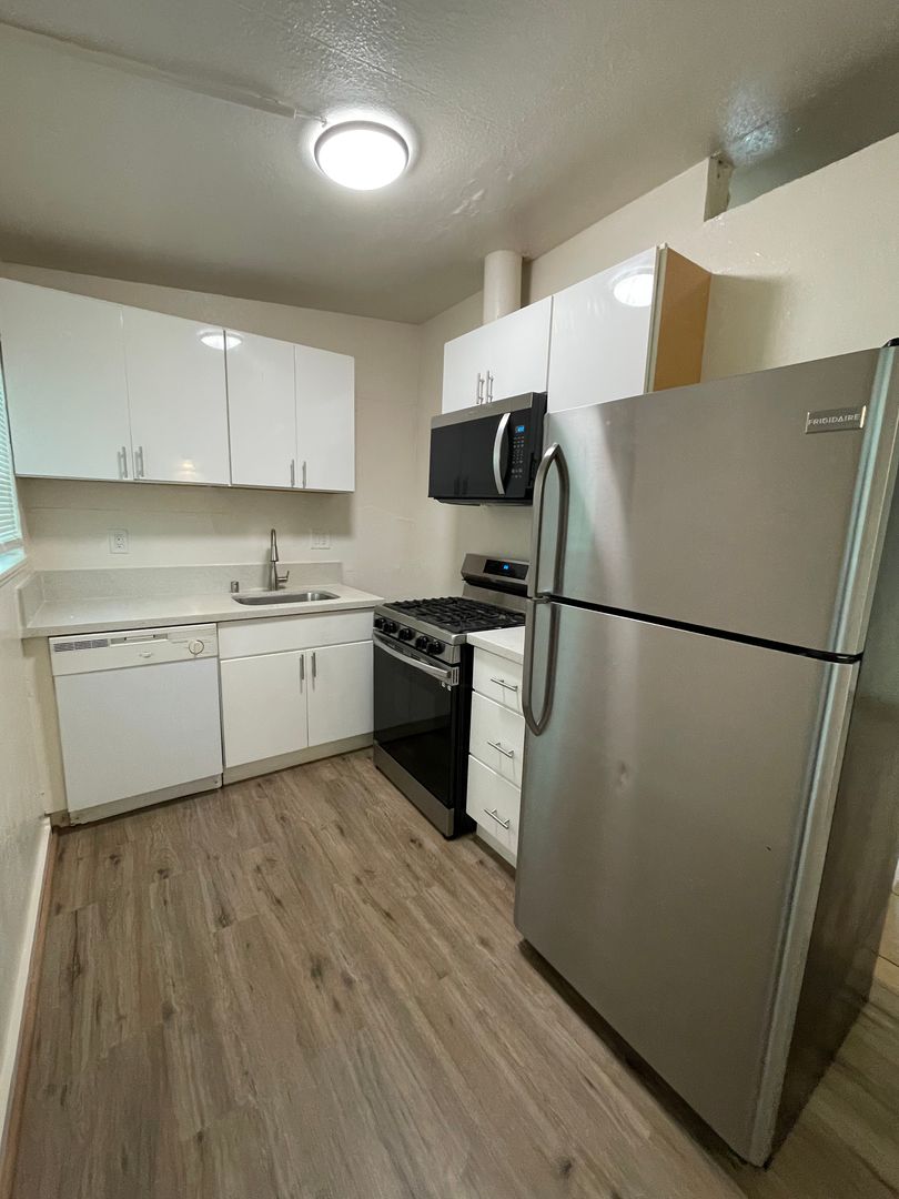 Oakland Apartment: 1720-1722 10th St