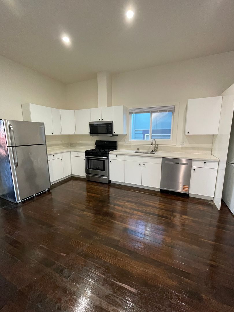 Oakland House: 1421 17th St