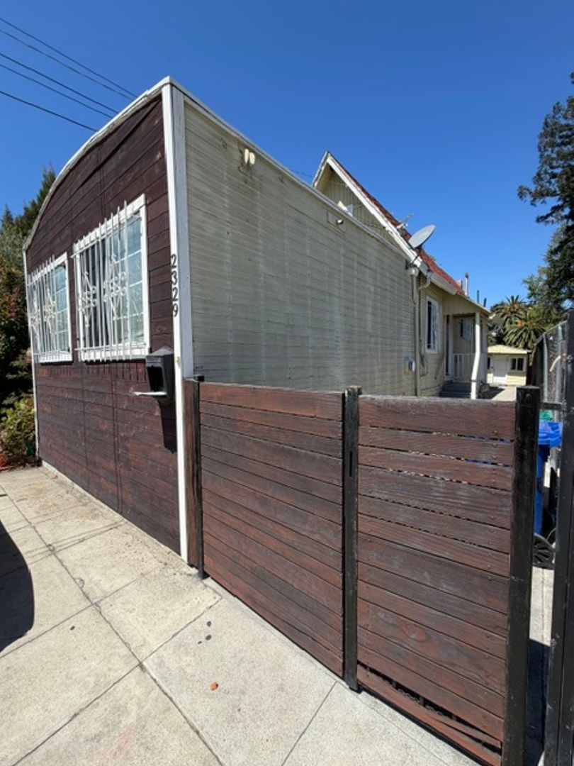 Oakland House: 2329 Humboldt Ave