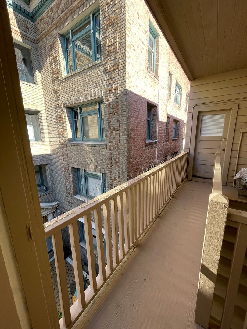 Oakland Apartment: 1546 Alice St