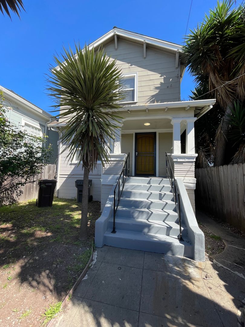 Oakland Apartment: 3208-3210 Market