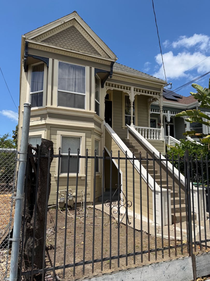 Oakland Apartment: 3259-3261 Louise St