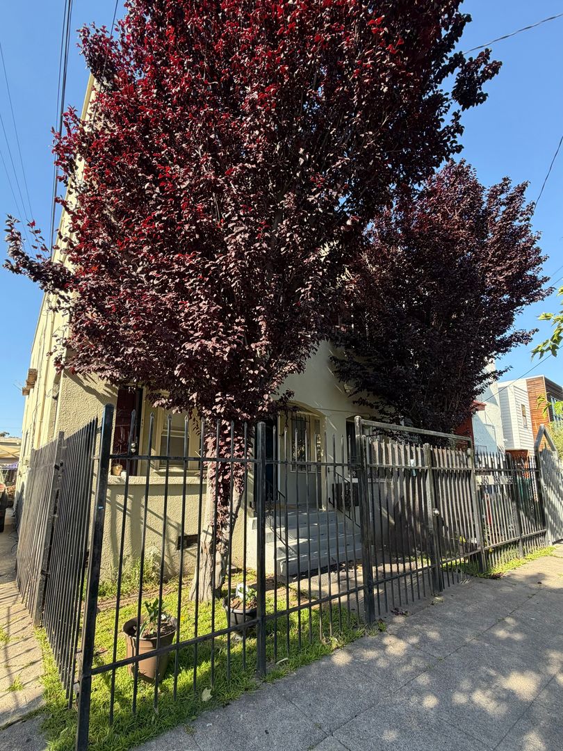 Oakland Apartment: 856-860 32nd St