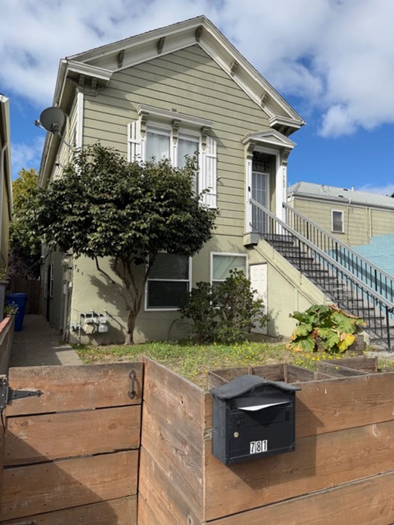 Oakland Apartment: 781-783 17th