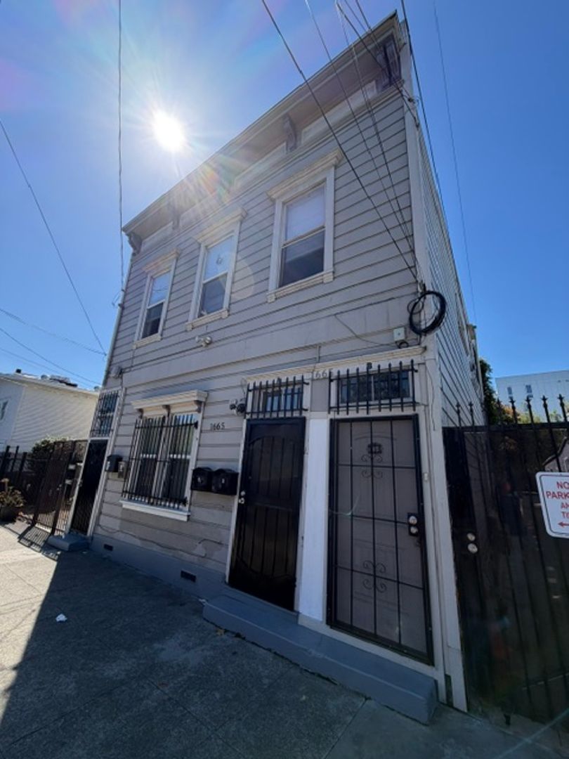 Oakland Apartment: 1665 8th St (1661 8th)