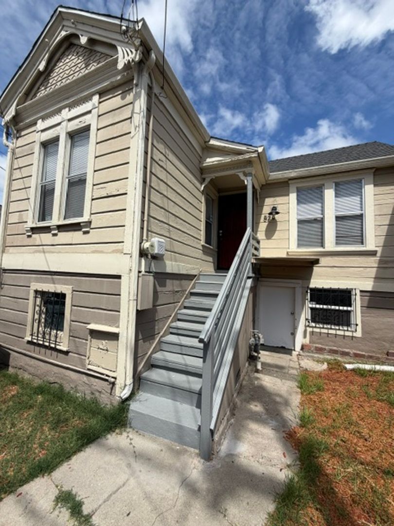 Oakland House: 828 21st St