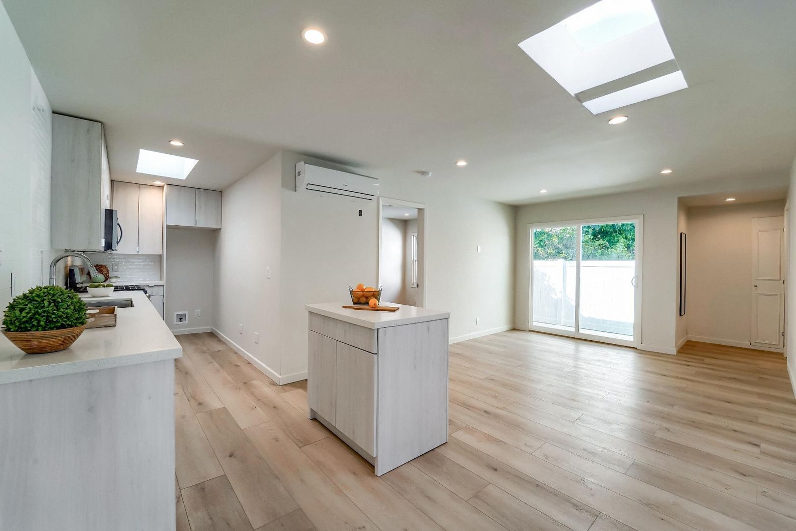 Santa Monica Apartment: 2708-2710 2nd Street