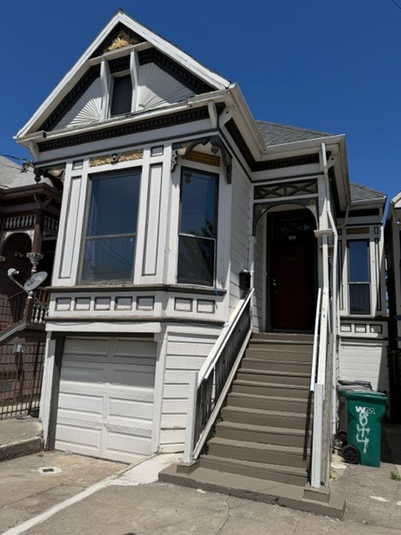 Oakland House: 844 Isabella St