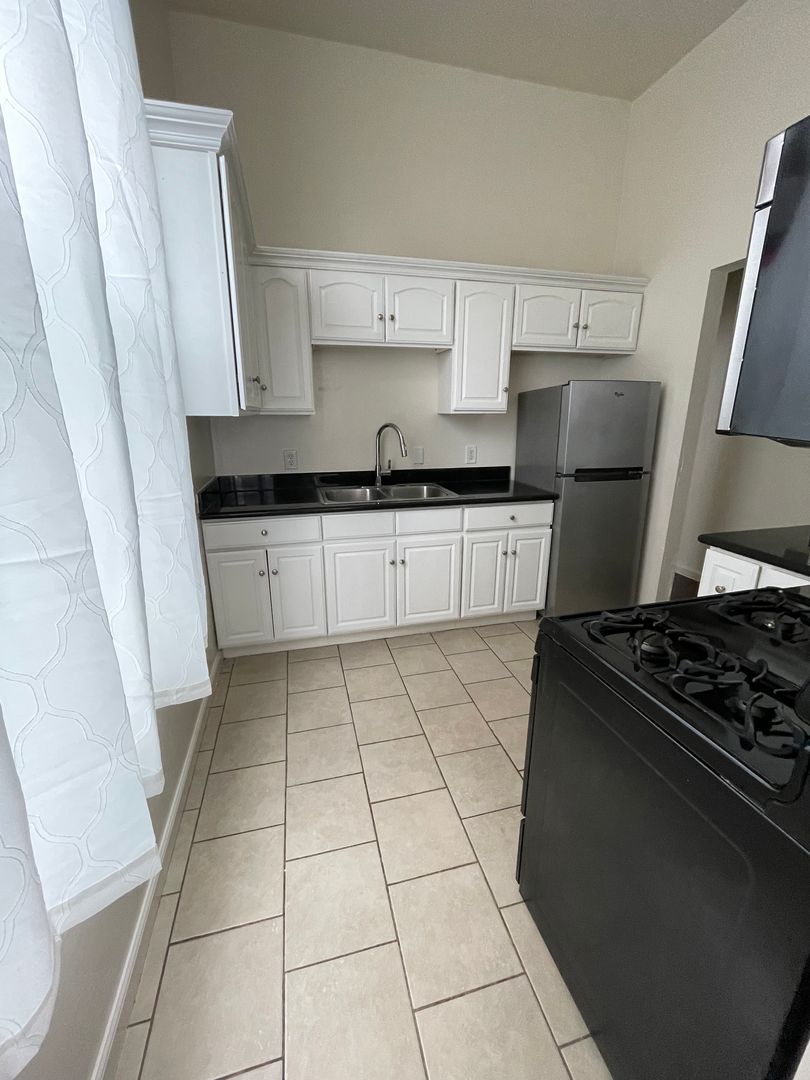 Oakland Apartment: 1750 10th St (1752)