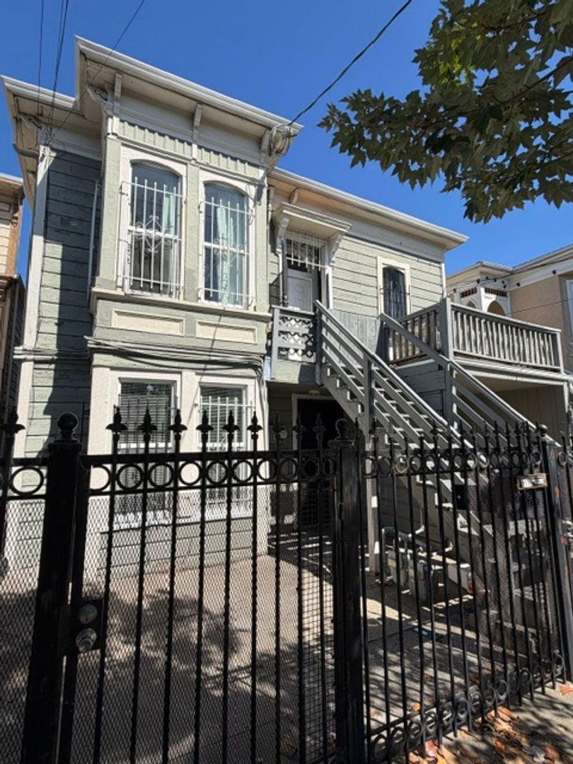 Oakland Apartment: 1115 Willow St