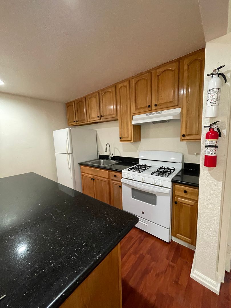 Oakland Apartment: 1669 12th