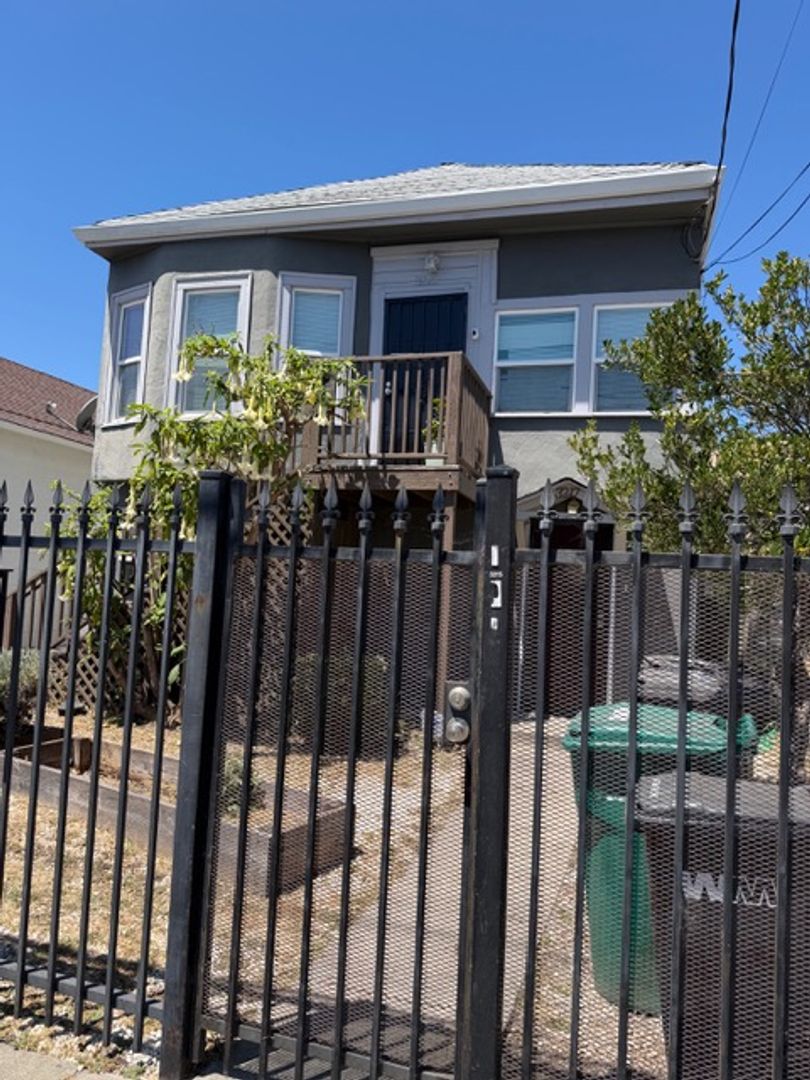 Oakland Apartment: 3213-3217 Market St