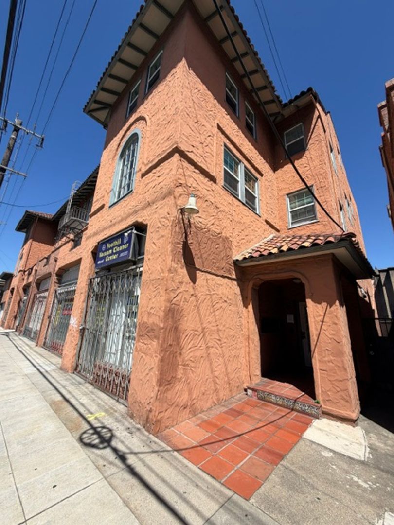 Oakland Apartment: 3220 Fruitvale Avenue