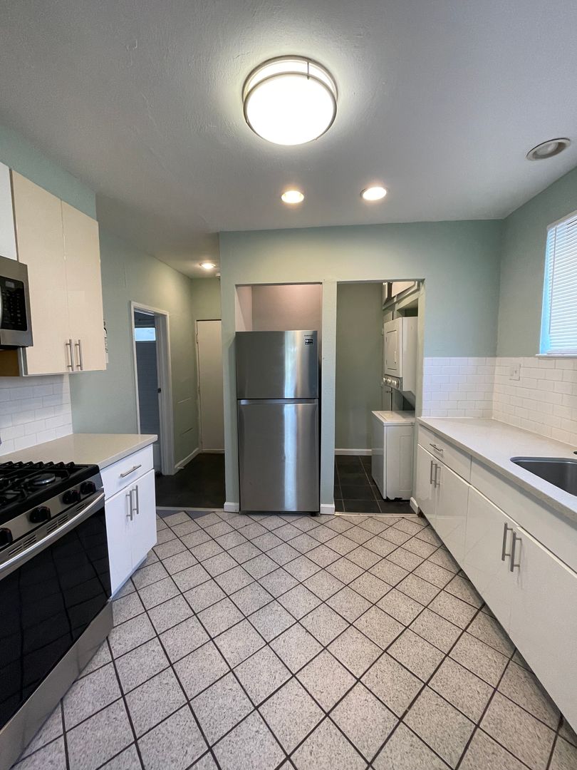 Oakland Apartment: 3159-3161 Lynde St