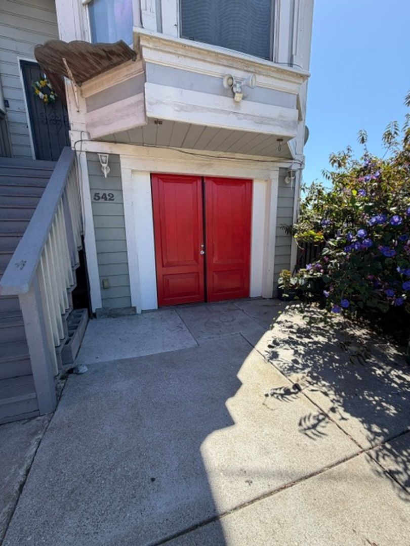 Oakland Apartment: 542 Lewis St