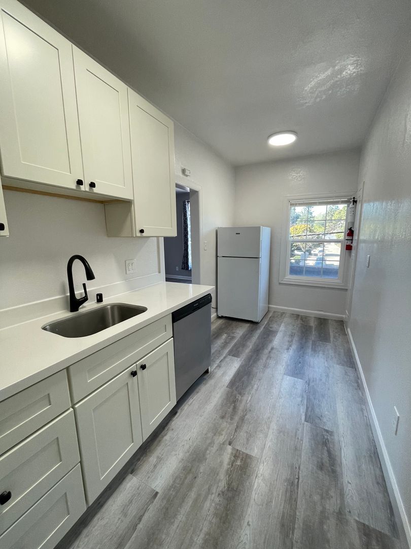 Oakland Apartment: 3220 Fruitvale Avenue