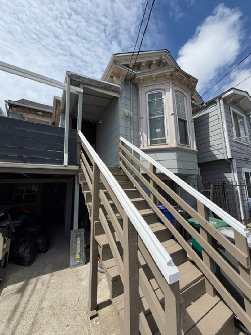 Oakland Apartment: 3033 West St - Lower Unit