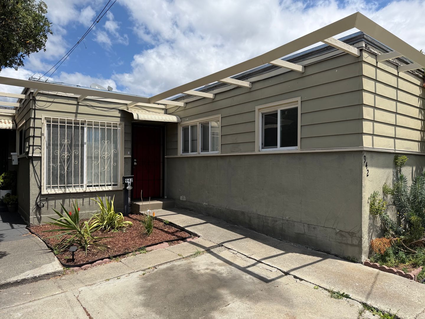 Oakland Apartment: 942 57th St