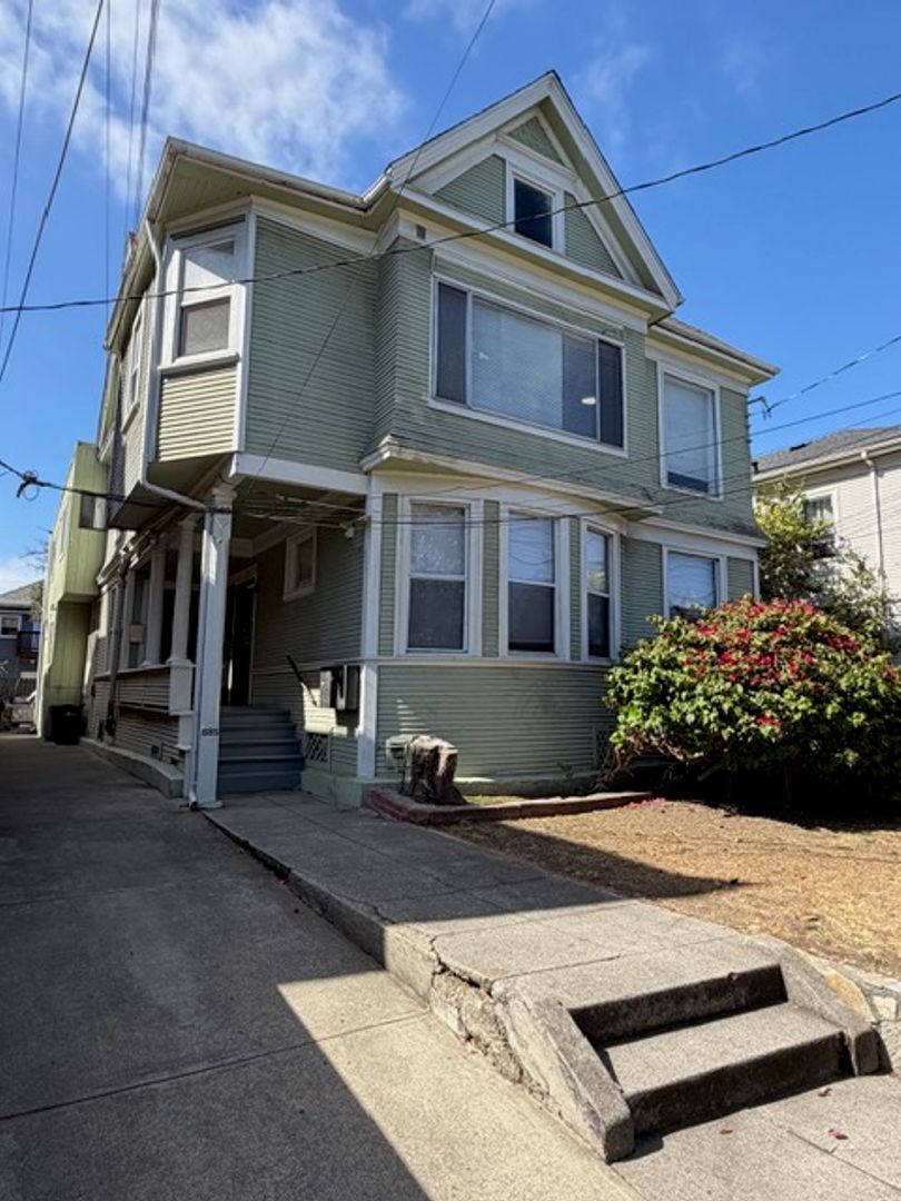 Oakland Apartment: 685 33rd St