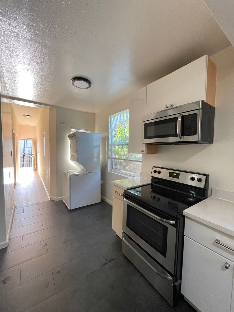 Oakland Apartment: 1220-1222 30th