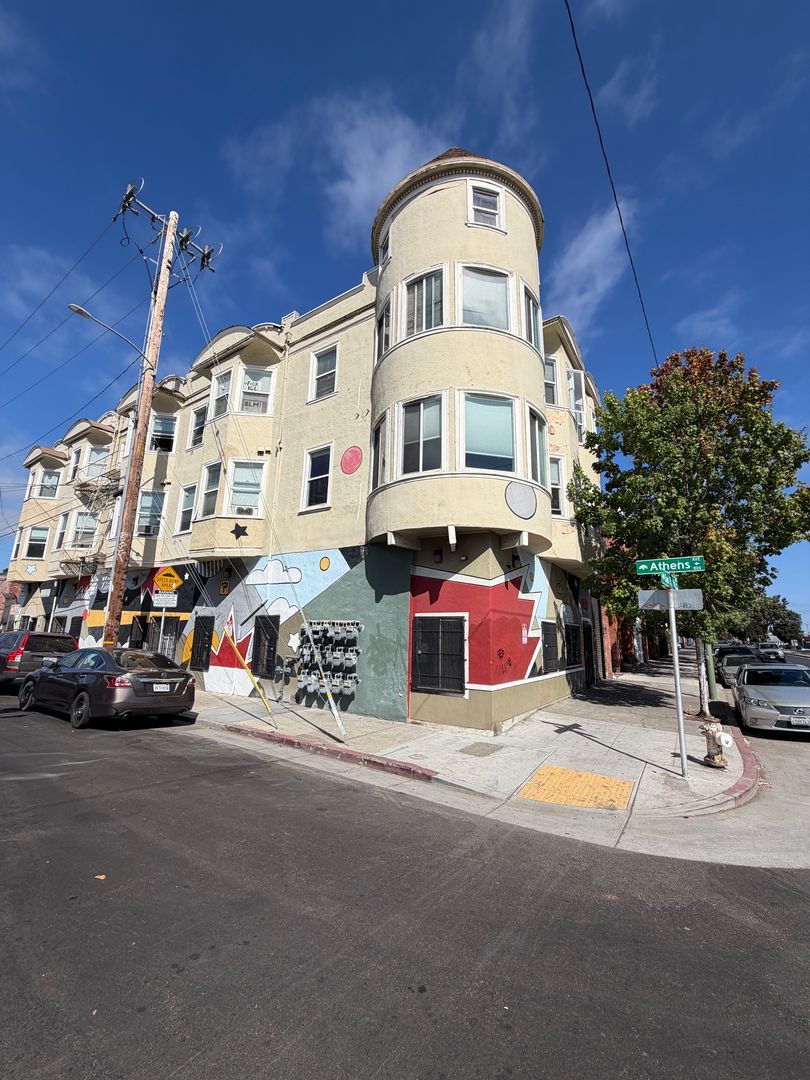 Oakland Apartment: 2505 San Pablo