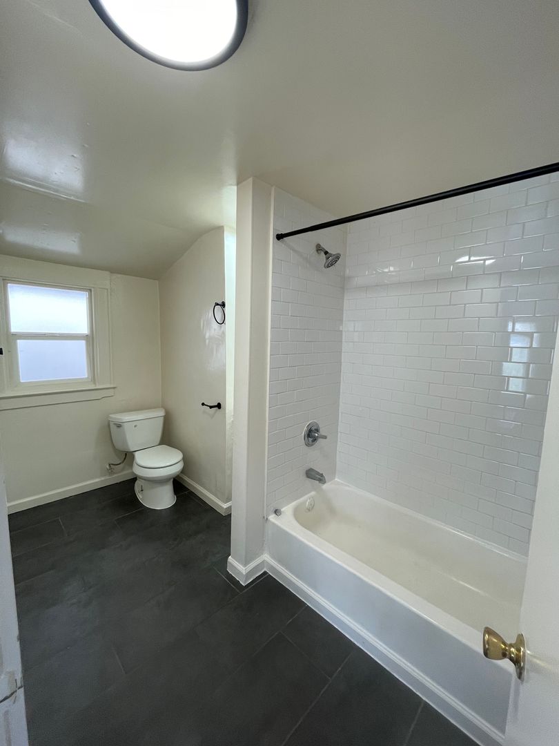 Oakland Apartment: 527 Merrimac St