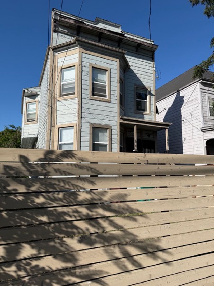 Oakland Apartment: 1668-1670 12th