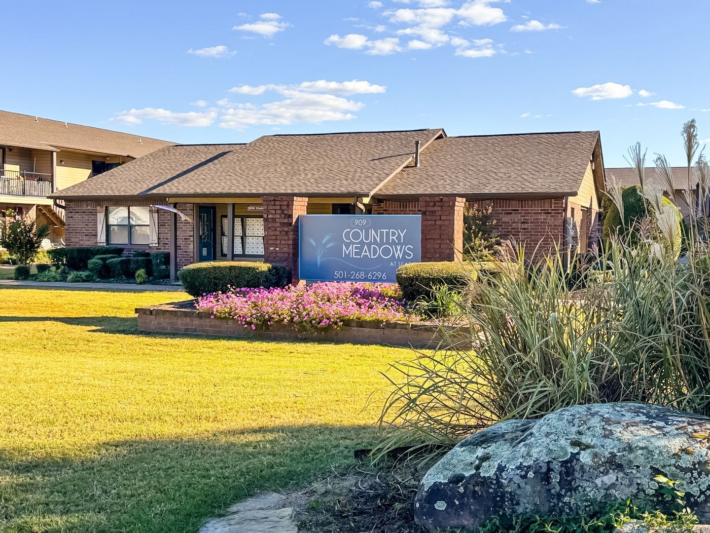 Searcy Apartment: 909 Holmes Rd