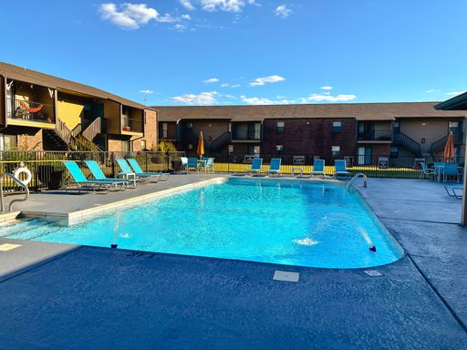 REMODELED 2 Bedroom, 1.5 Bathroom Available 9/1! Incudes a Washer and Dryer! – photo 1