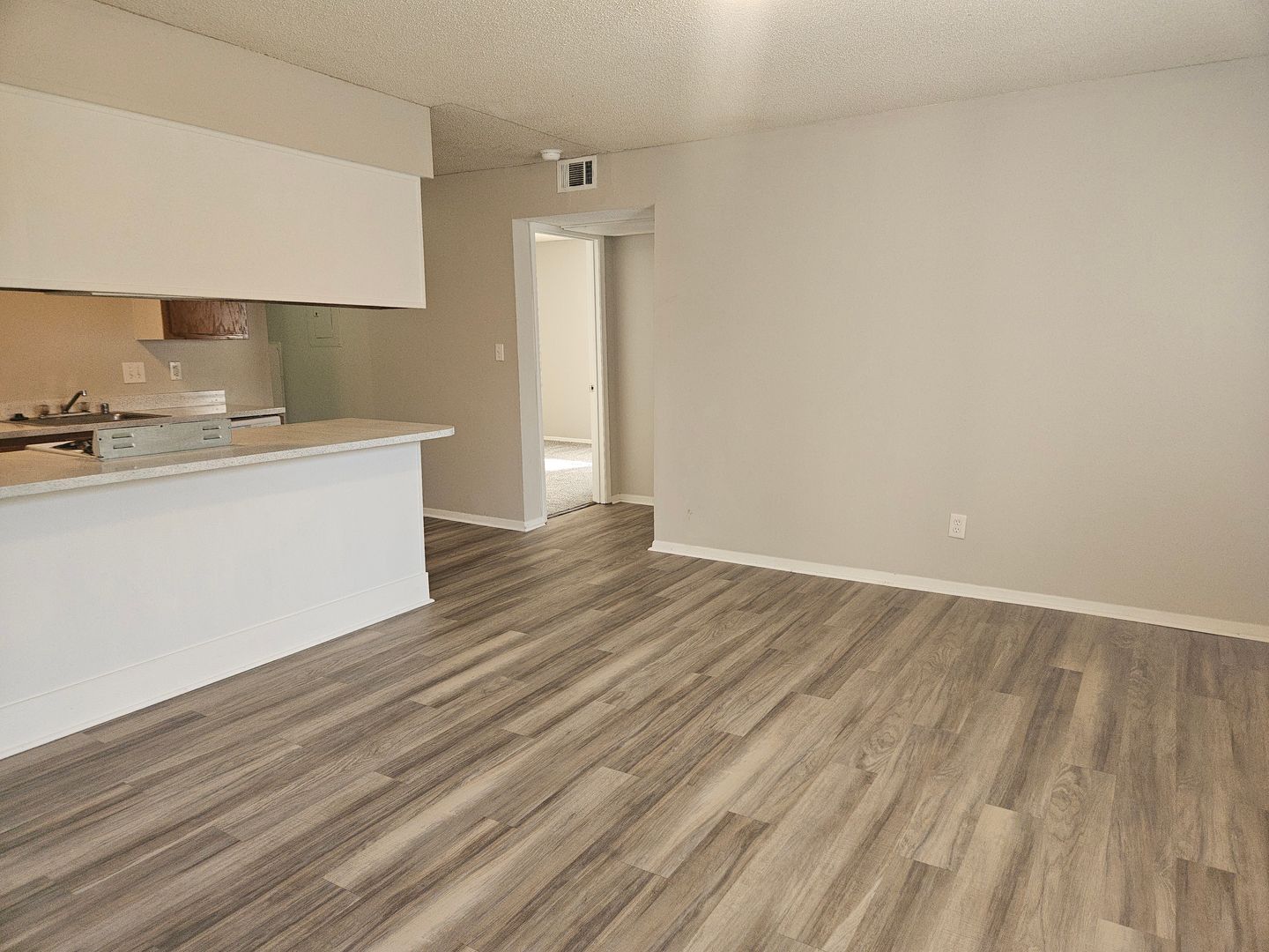 Searcy Apartment: 400 Meadow Lake Circle