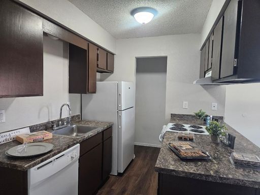 2 Bedroom: Washer/Dryer Included