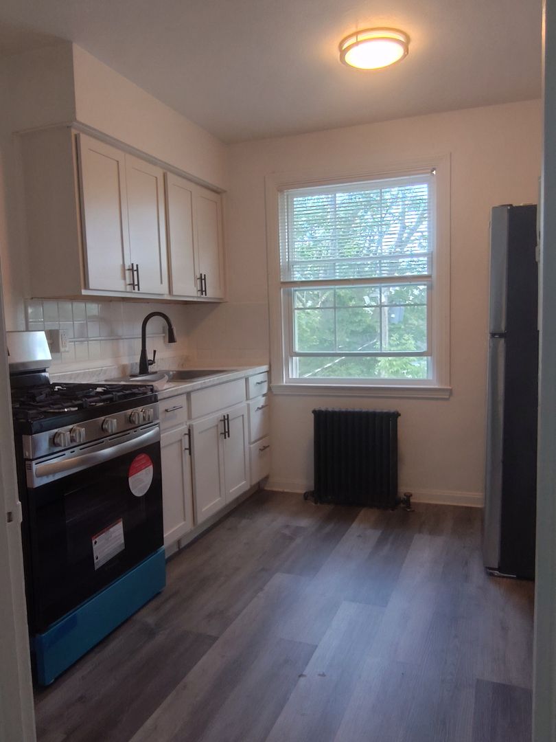 Euclid Apartment: 415 E. 222nd Street #14