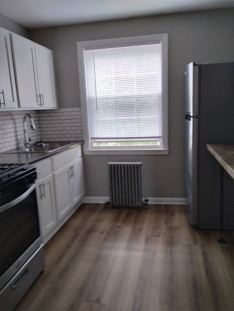 Euclid Apartment: 415 E. 222nd Street #14