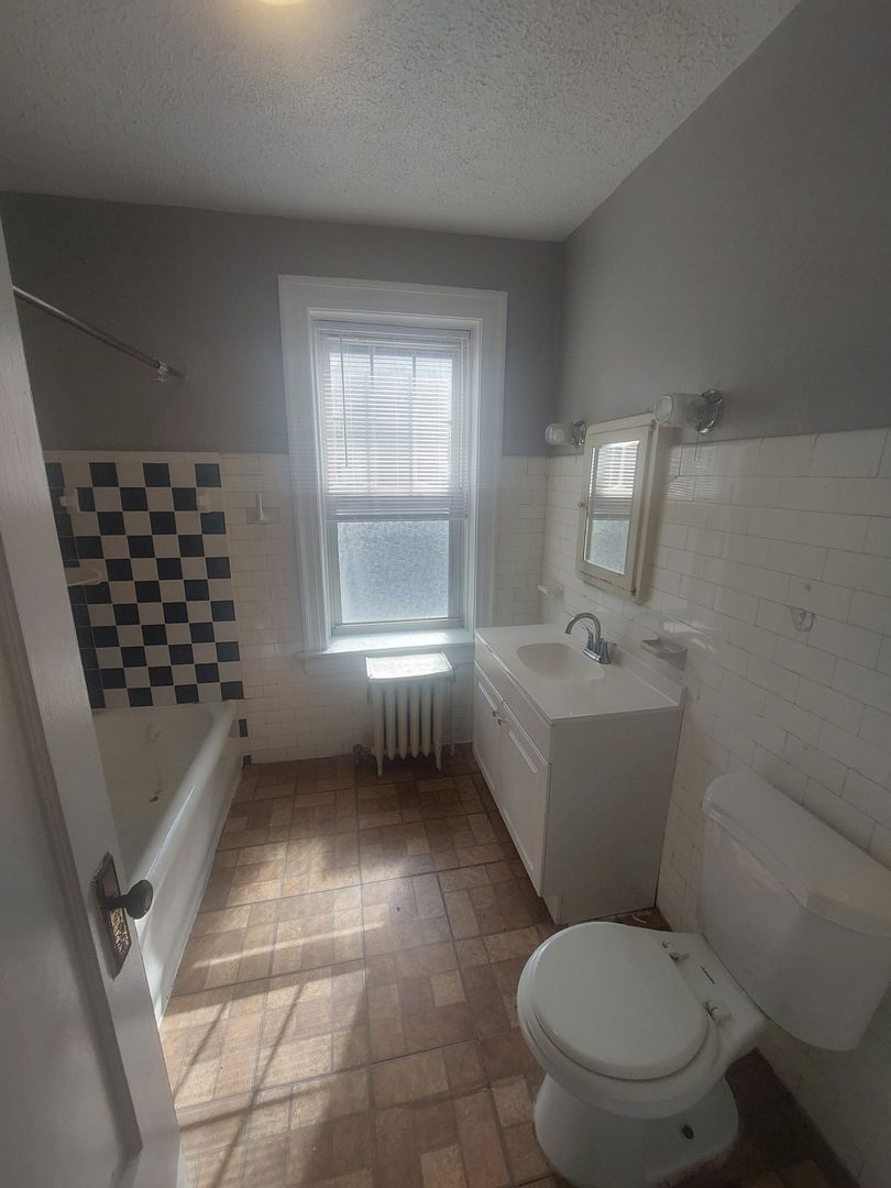 Akron Apartment: 218 Twin Oaks Rd
