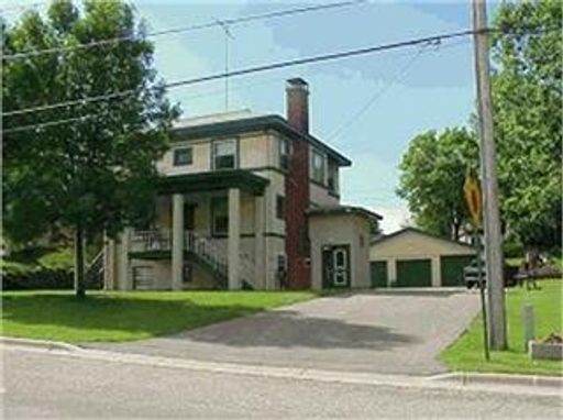 Large 2 Bedroom 1 Bathroom - Upper level of 3-Plex