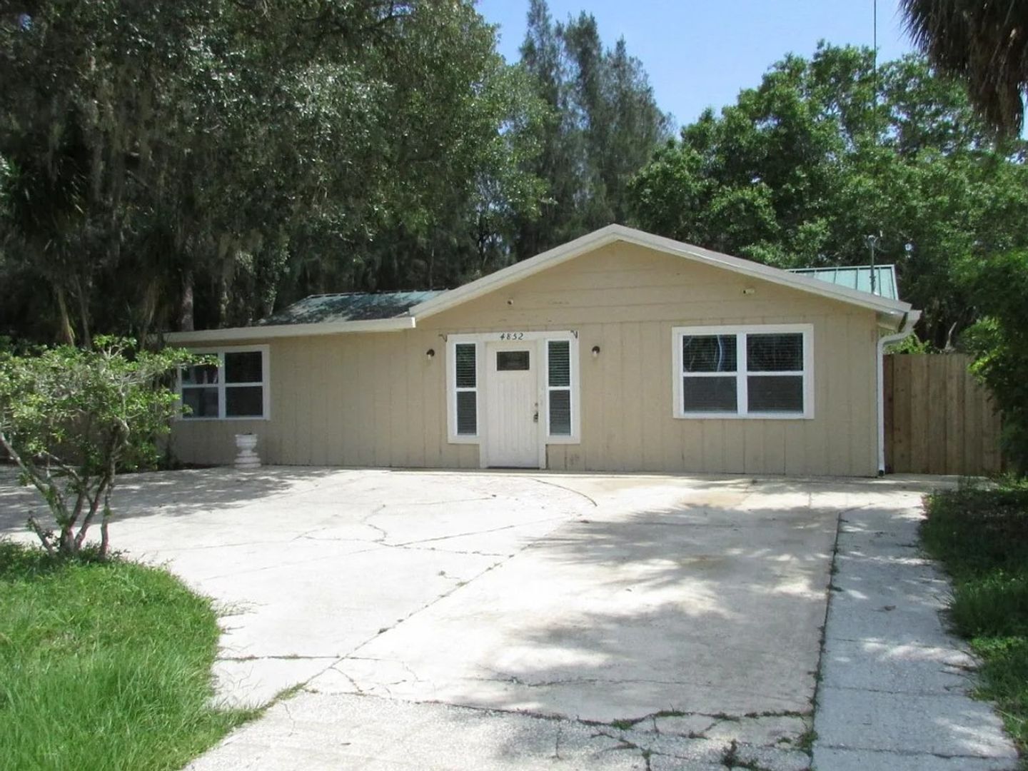 Port Richey House: 4852 Limestone Dr.