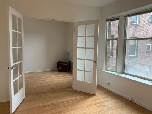 Hardwood Floors, Bay Windows, French Doors 1 Bedroom + Den Apartment! – photo 1