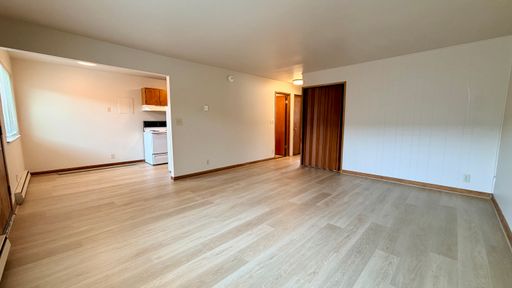 Top Floor 2 Bedroom Space with New Flooring! Move-In Special! – photo 1