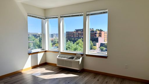 Newer 1 Bedroom w/ View of the Park! Move-In Concession! – photo 1