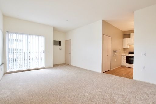Huge 2 BD / 2 BA 3rd Floor, Corner Unit, Balcony, On Eastlake E! – photo 1
